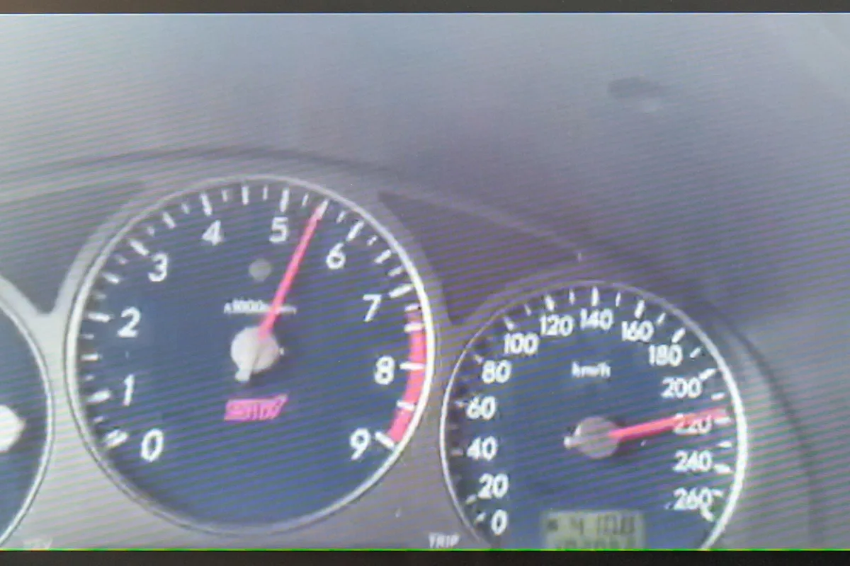 fr_raser_23122016_re_08 Aufnahme eines Tachos aus einem Video, das ein Automobilist während seiner Raserfahrt machte und das später zum Beweisstück in einem Fall der Spezialisten aus Dübendorf wurde. (Bilder: Mano Reichling), Stefan Schiesser, Initiant der Spezialgruppe für Ermittlungen in Raserfällen der Kantonspolizei Zürich, in seinem Büro in Dübendorf.