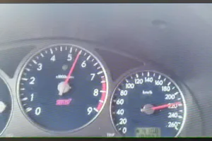 fr_raser_23122016_re_08 Aufnahme eines Tachos aus einem Video, das ein Automobilist während seiner Raserfahrt machte und das später zum Beweisstück in einem Fall der Spezialisten aus Dübendorf wurde. (Bilder: Mano Reichling), Stefan Schiesser, Initiant der Spezialgruppe für Ermittlungen in Raserfällen der Kantonspolizei Zürich, in seinem Büro in Dübendorf.