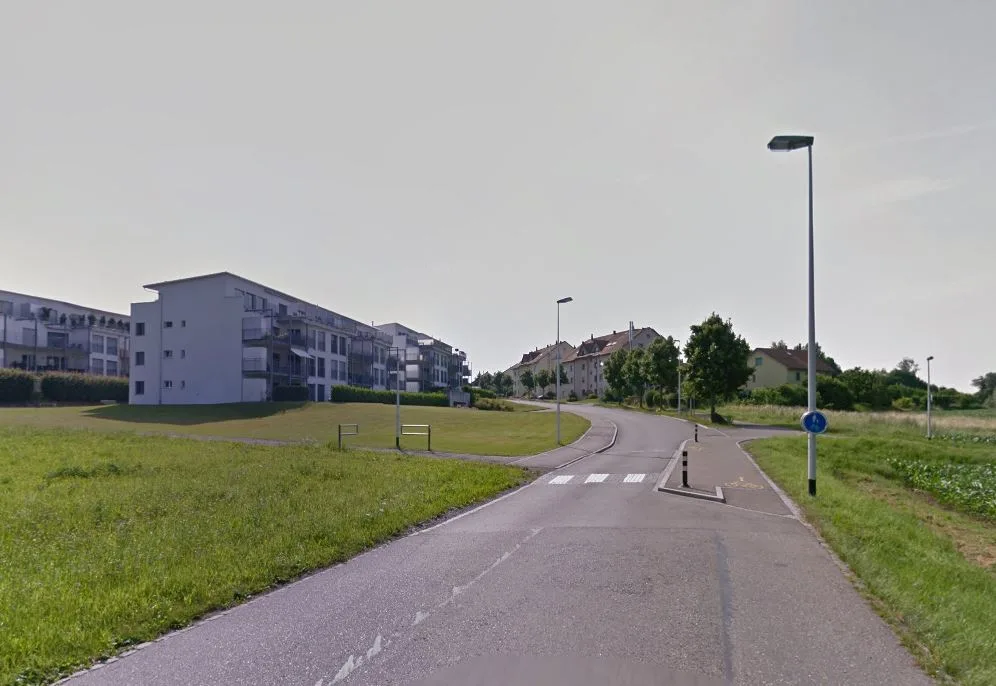 Die Riedmühlestrasse ist bereits verengt, nun gilt bald Tempo 30. Welche baulichen Massnahmen ausserdem realisiert werden, ist noch nicht klar.
(Screenshot Google Streetview)