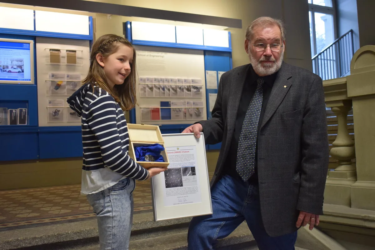 Markus Griesser von der Sternwarte übergibt der 11-jährigen Sina Lautenschlager die Urkunde. (Bild: Talina Steinmetz)