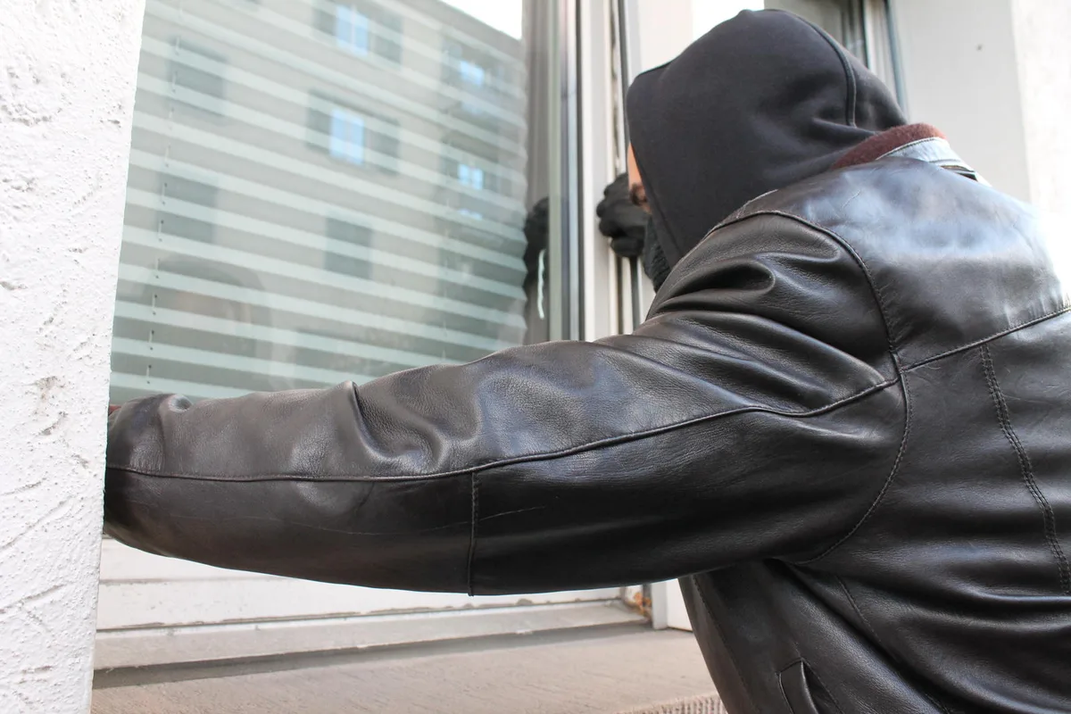 Zwei unbekannte Täter haben in Pfungen eine Frau in ihrem Haus überfallen. (Symbolbild: Mike Gadient)