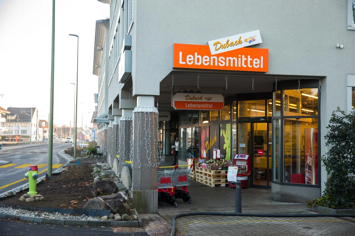 Nur knapp ein Jahr blieb die Dubach-Filiale in Egg geöffnet. Heute sind die Türen schon wieder geschlossen. (Archivbild: Seraina Boner), «Es tut uns sehr leid für die Kunden», sagt
Geschäftsführer Hans Christian Dubach. (Archivbild: Seraina Boner)