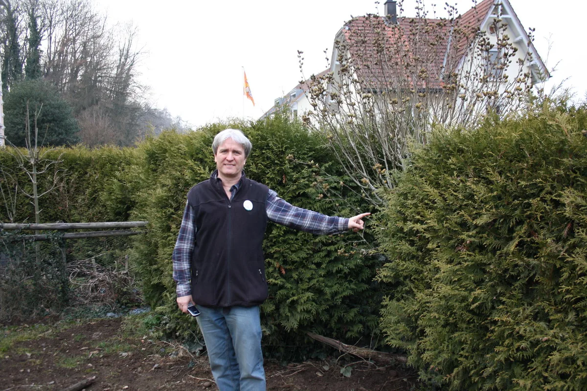 img_6531 Dietrich M. Weidmann in seinem Garten an der Archstrasse. Hier hielt sich Michelle auch nach ihrem «Auszug» noch gerne auf – und wurde von Weidmanns Hund Beili beschützt, wenn sich eine Katze an das Vögelchen heranschlich. (Bild: Thomas Bacher)