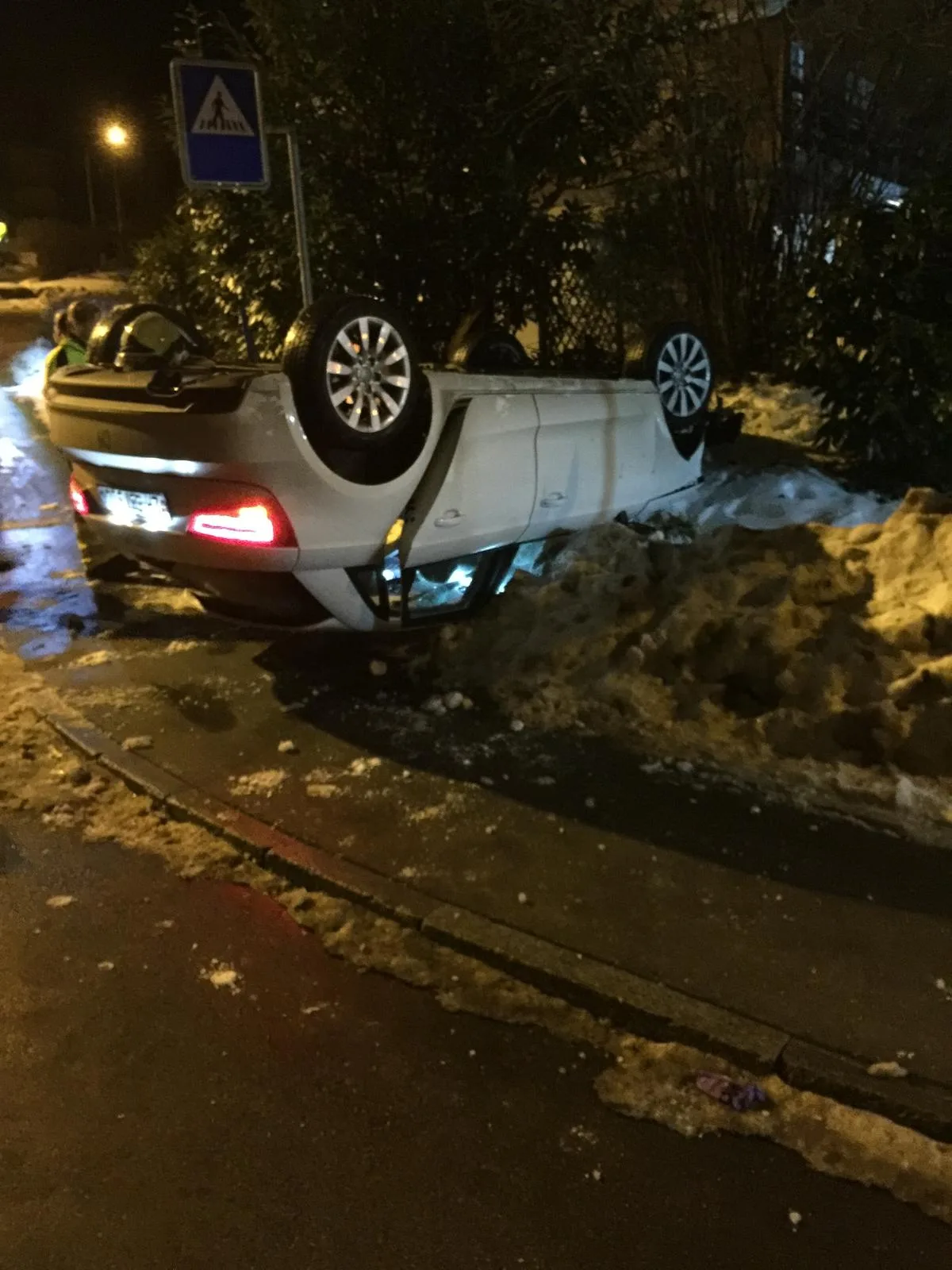 img_3165 Am Sonntagabend überschlug sich ein Auto in Oberdürnten. (Bild: zvg), Die Feuerwehr Dürnten stand gemeinsam mit der Regio 144 und der Kantonspolizei im Einsatz. (Bild: zvg), Der Einsatz dauerte rund zwei Stunden. (Bild: zvg), Der Unfall ereignete sich an der Kreuzung Langackerstrasse und Loorenstrasse in Oberdürnten. (Bild: zvg), Die Insassen konnten sich selbst aus dem Auto befreien. (Bild: zvg), Sie wurden zur Kontrolle ins Spital gebracht. (Bild: zvg), Die Bergung des verunfallten Wagens. (Bild: zvg)