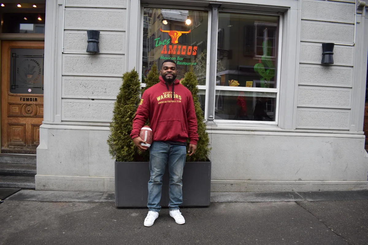 Der Warriors-Headcoach Evan Harrington vor dem «Tres Amigos» in Winterthur: Hier wird am Sonntag die Super-Bowl-Party steigen. (Bild: Talina Steinmetz)