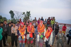 2015_bhumesthan_dsc6879 Christian Rupp, Maya Baas und Tobias Flöscher mit ihrem Freund Narayan (von links), der als Trekking-Leiter und City Guide arbeitet. Er ist die Ansprechperson des Vereins in Nepal. (Bilder: zvg)