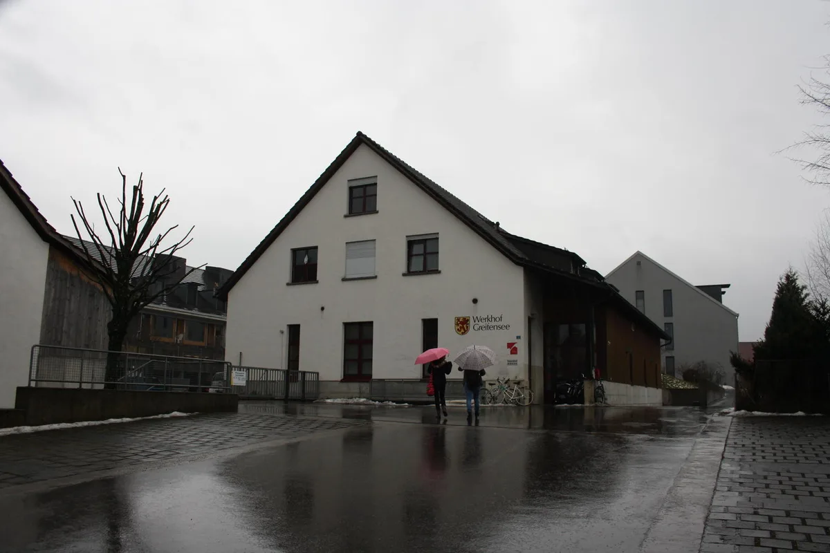 Weil vorläufig Aufgenommene die offizielle Asylunterkunft oberhalb des Werkgebäudes verlassen haben und in eine Gemeindewohnung gezogen sind, konnten Asylbewerber nachrücken. (Bild: Thomas Bacher)