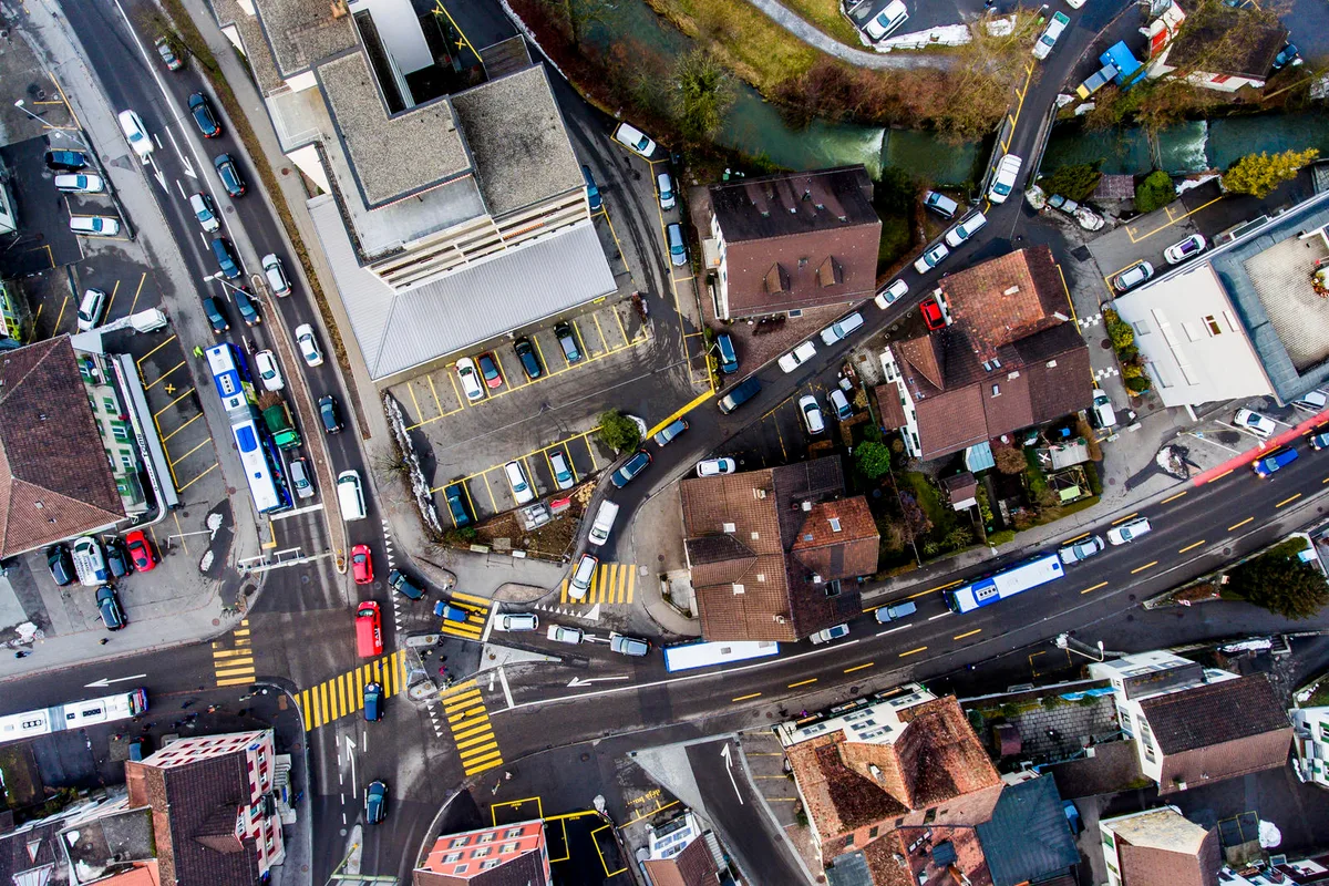 hinwil_02022017_stau_crm_1 Verkehrschaos entlang der Bahnhofstrasse. Das soll nun enden. (Bild: Christian Merz)