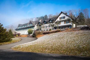 hasenstrick_16122016_hasenstrick_sbo_4 2,5 Millionen zum Ersten, zum Zweiten und zum Dritten: Das Hotel auf dem Hasenstrick wechselte an der gestrigen Versteigerung den Besitzer. (Archivbild: Seraina Boner)