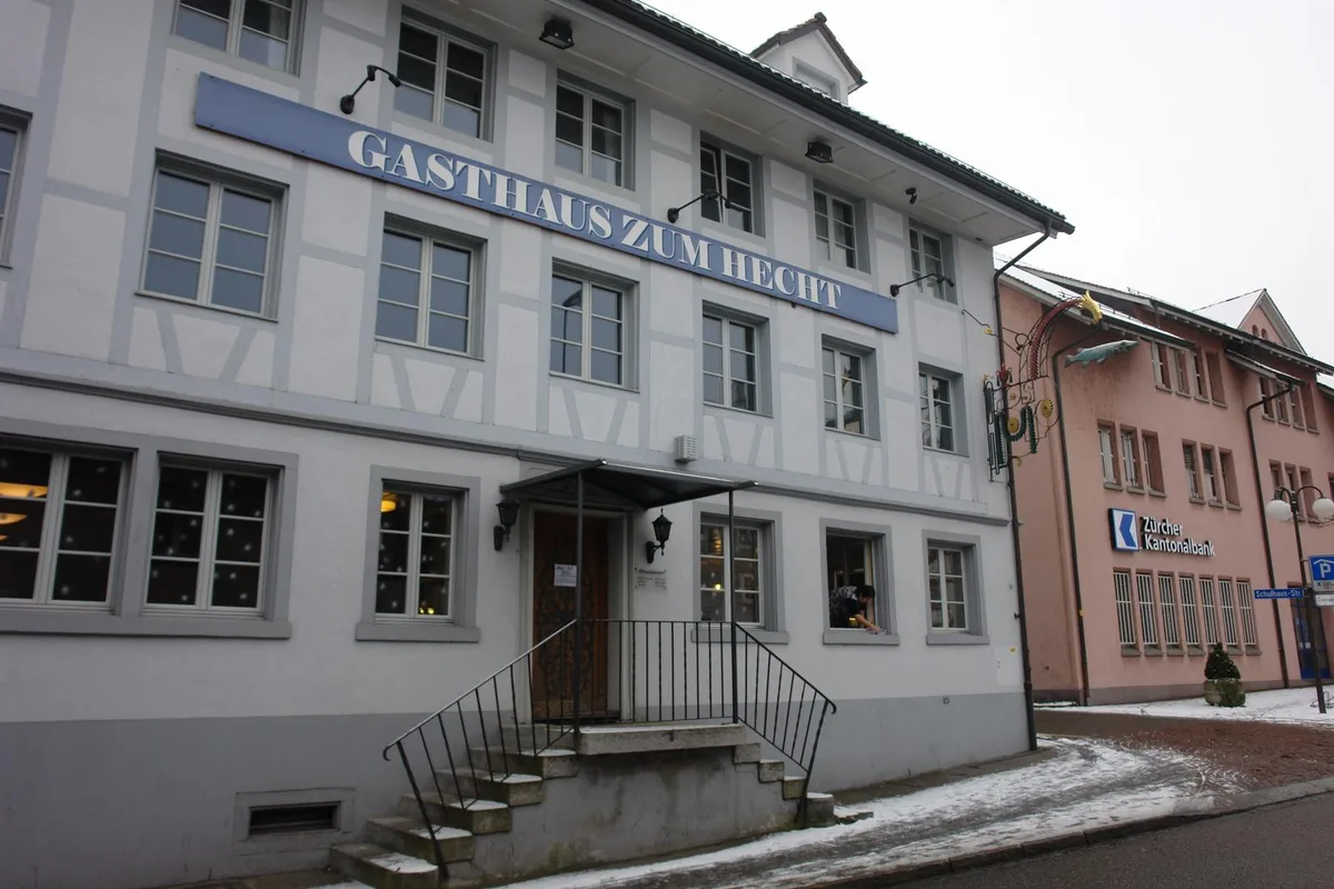 1487618 Ein Brand im Restaurant Hecht in Dübendorf richtete am Montagabend grossen Sachschaden an. (Archivbild: Manuel Reimann)