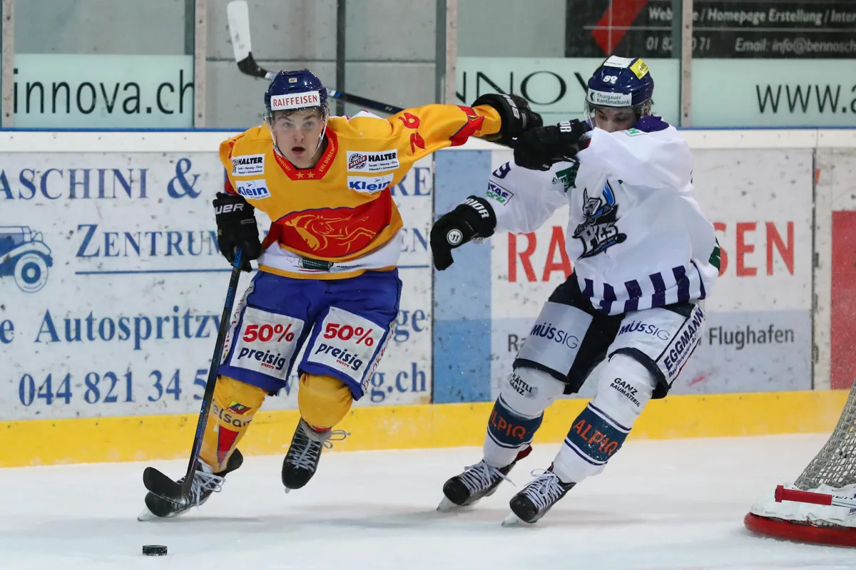 sport_14022017_eishockeyduebipikes_dku_6 Der Dübendorfer Raoul Seiler (links) gegen Sandro Gartmann von den Pikes. (Bild: David Kündig)