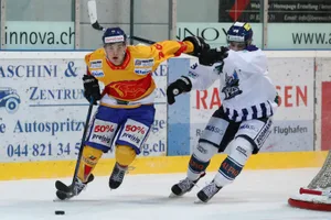sport_14022017_eishockeyduebipikes_dku_6 Der Dübendorfer Raoul Seiler (links) gegen Sandro Gartmann von den Pikes. (Bild: David Kündig)
