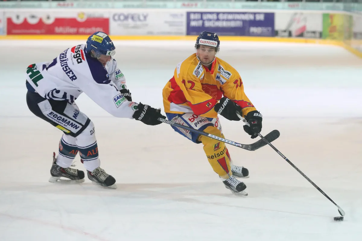 sport_14022017_eishockeyduebipikes_dku_14 Adrian Stoob behauptet die Scheibe gegen Cyril Niederhäuser. (Bild: David Kündig)