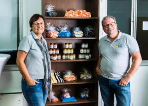 moenchaltorf_14022017_senftopf_sbo_1 Jacqueline und Andreas Wirtz in ihrem neuen Ladenlokal an der Mettenbachstrasse in Mönchaltorf. (Bild: Seraina Boner)