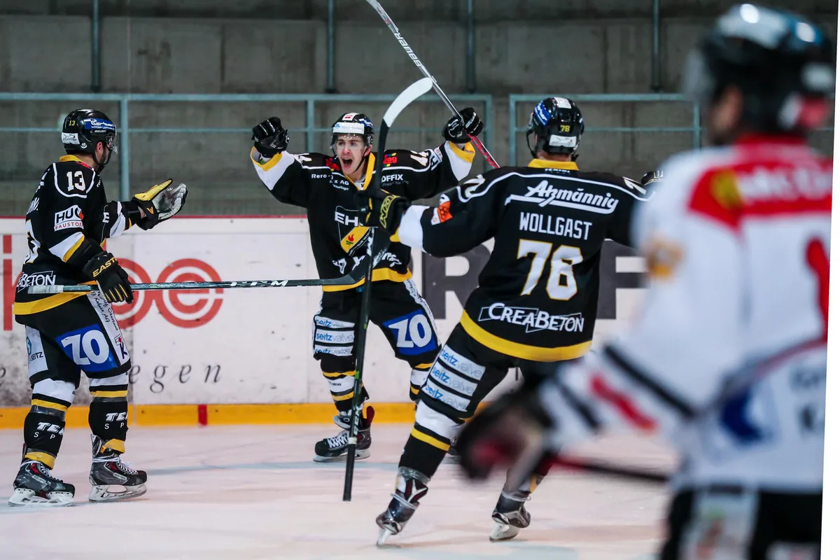 Wetziker Jubel: Oliver Bucher (Mitte) hat eben zum 2:0 gegen Chur getroffen (Bild: Christian Merz), Am Ende sieht EHCW-Trainer Roger Keller einen 5:2-Erfolg. Damit steht es in der Viertelfinalserie 2:2. (Bild: Christian Merz), Den Churern gelang es nicht, ein Mittel gegen die Wetziker zu finden... (Bild: Christian Merz), ...im Schlussabschnitt senkten die Platzherren gar das Tempo und kontrollierten das Spielgeschehen mit minimalem Aufwand. (Bild: Christian Merz),  Damit fällt am Donnerstag, 23. Februar 2017, in der fünften Partie die Entscheidung.  (Bild: Christian Merz)