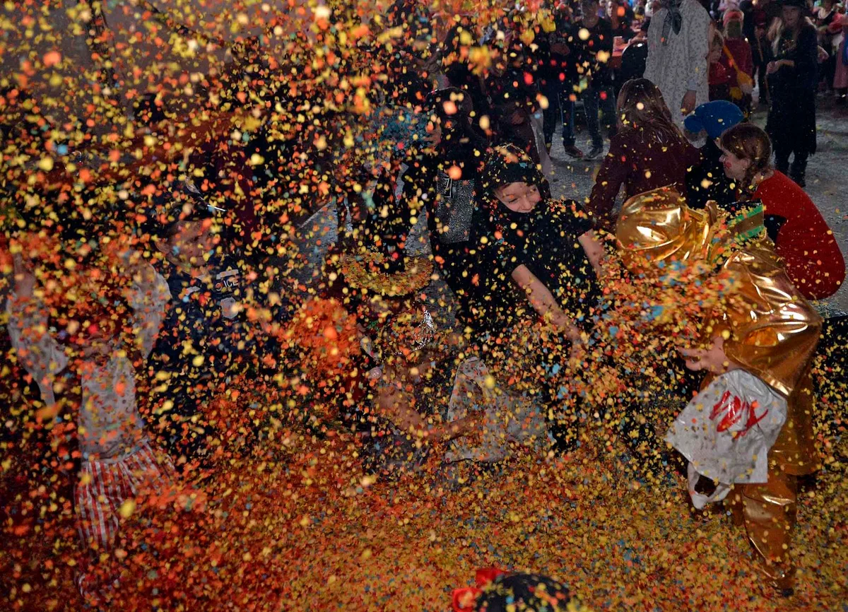 kindermaskenball_fischent_28 Wie am Kindermaskenball in Fischental wird auch am Anlass in Neftenbach bald viel Konfetti fliegen. (Bild: Urs Weisskopf)