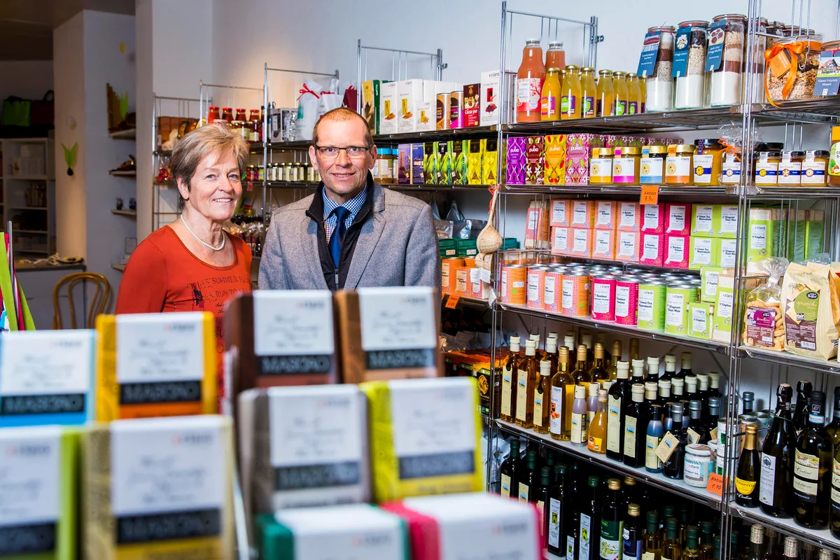 uster_21022017_claroladen_crm_4 Hoffen auf treue Kunden: Präsident Michael Schmid und Verkäuferin Nelly Schwaab im neuen Claro-Weltladen an der Amsstrasse. (Bild: Christian Merz)