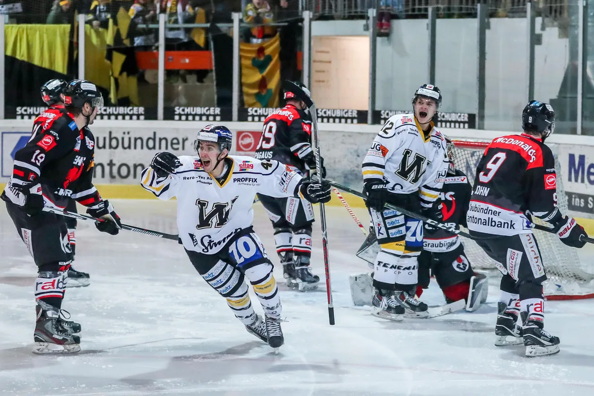 Die Wetziker bejubeln den Ausgleich zum 2:2 gegen den EHC Chur. (Bild: Christian Merz)