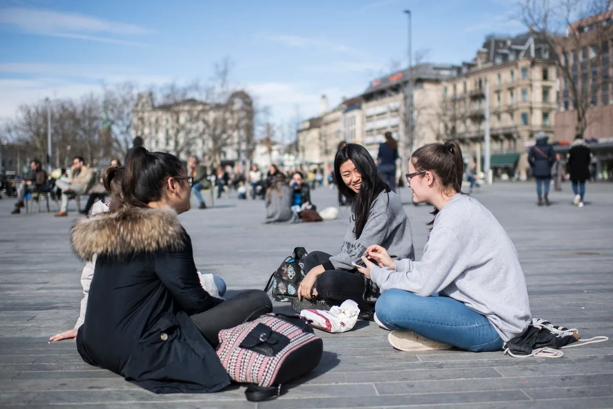 wetter25921 Junge Frauen genossen am Donnerstag, 23. Feburar 2017 die Sonnenstrahlen auf dem Sechseläutenplatz in Zürich. (Bild: Ennio Leanza, Keystone)