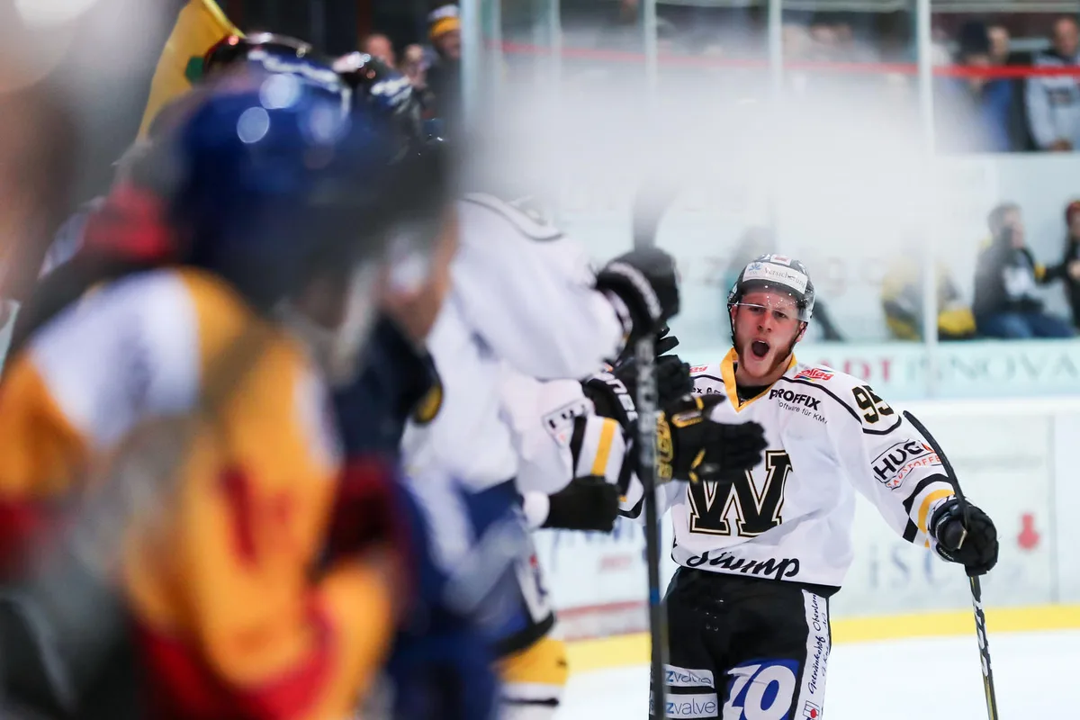 Einer der stärksten Wetziker beim 5:2-Sieg in Dübendorf: Gianni Brandi lässt sich feiern. (Bild: Christian Merz), Der EHC Wetzikon siegt verdient im ersten Halbfinalspiel gegen den EHC Dübendorf. Im Bild der Wetziker Torjubel nach dem 0:2. (Bild: Christian Merz), Gianni Brandi (rechts), der für Wetzikon zum 0:2 trifft. (Bild: Christian Merz), Dübendorfs Ken Künzli gegen Wetzikons Nigel Wollgast. (Bild: Christian Merz), Der EHC Wetzikon siegt verdient im ersten Halbfinalspiel gegen den EHC Dübendorf. Im Bild der Wetziker Torjubel nach dem 0:1. (Bild: Christian Merz), Der EHC Wetzikon siegt verdient im ersten Halbfinalspiel gegen den EHC Dübendorf. Im Bild der Wetziker Torjubel nach dem 0:1. (Bild: Christian Merz)