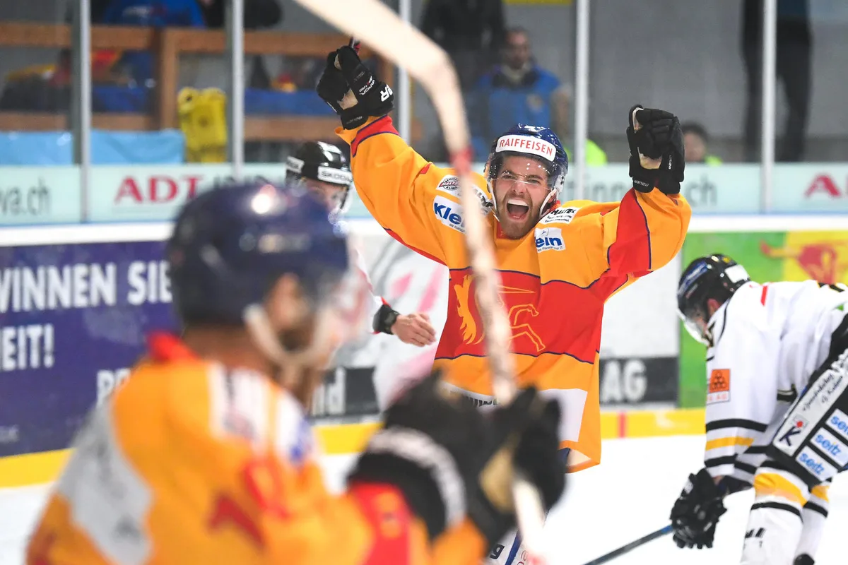 sport_02032017_eishockeyduebendorfwetzikon_dku_1 Dem EHC Dübendorf fehlt nach dem Heimsieg gegen den EHC Wetzikon noch ein Sieg bis zum Playoff-Final. (Bild: David Kündig), Christian Trippel gegen Steven Widmer. (Bild: David Kündig), Nicolas Marzan gegen Andras Bührer. (Bild: David Kündig), Steven Widmer gegen Jannick Bachmann. (Bild: David Kündig), Andreas Bührer gegen Christian Trippel und Gianni Brandi. (Bild: David Kündig)