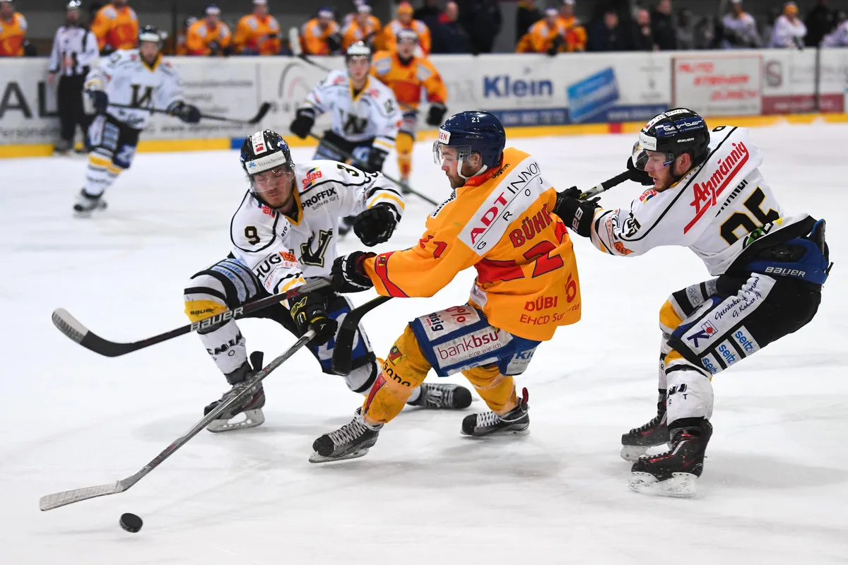 sport_02032017_eishockeyduebendorfwetzikon_dku_7_0 Dübendorfs Andreas Bührer wird von den Wetzikern Christian Trippel (links) und Gianni Brandi bedrängt. (Bild: David Kündig)