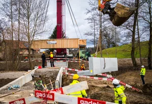 moenchaltorf_07032017_brueckeneinbau_sbo_4 11 Meter lang und 2,5 Meter breit: Die neue Brücke verbindet das Gebiet Silbergrueb mit dem Sportplatz Schwerzi. (Bild: Seraina Boner), Die Setzung der Brücke im Video. (Video: Deborah von Wartburg)