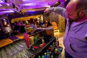 uster_07032017_barsuster_crm_11 In der Zeughausbar hoffte man vom neuen «Porter House» zu profitieren. Doch ein positiver Effekt spürte man dort bislang nicht. (Bild: Christian Merz)