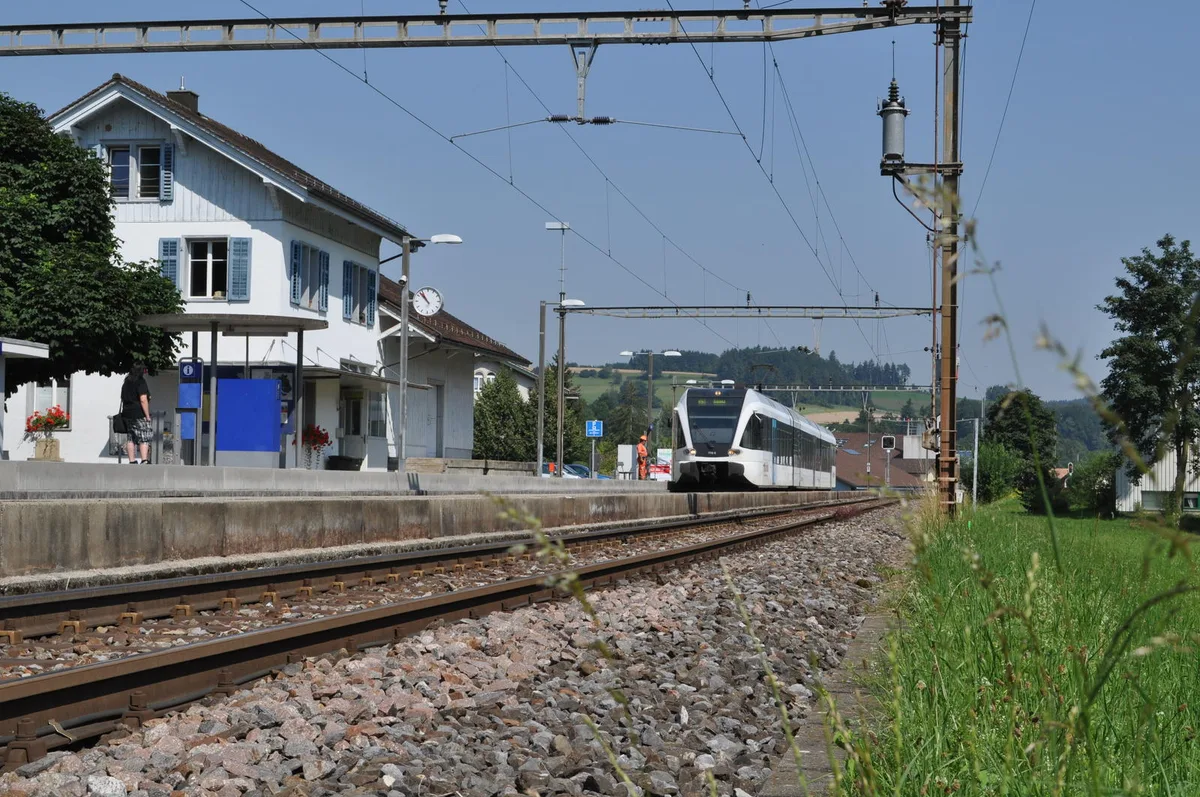 Eine neue S11 soll ab Dezember 2018 bis nach Wila verkehren. (Archivbild: Heidy Dietiker), Auch die VZO bauen ihr Angebot per Dezember 2018 aus. (Bild: zvg), Bei den Verkehrsbetrieben im Glattal ändert sich indes nicht viel. (Archivbild: zvg), Die Umsteigezeiten rund um Pfäffikon sollen bei den Postautos grosszügiger werden. (Archivbild: Fabio Meier)
