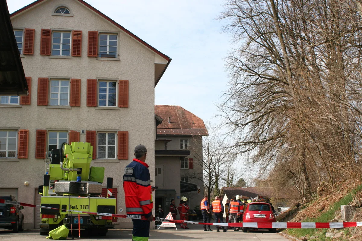 Der Brand im grossen Wohn- und Gewerbehaus an der Schönaustrasse in Wetzikon beschäftigte die Feuerwehr den ganzen Mittag über. (Bild: Ernst Hilfiker)