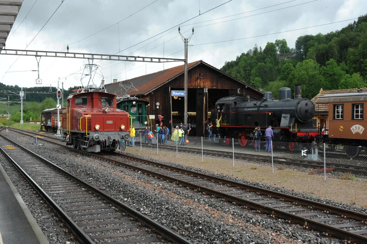 Nur über Umwege zu erreichen: Das DVZO-Depot auf der gegenüberliegenden Gleisseite des Baumer Bahnhofgebäudes soll besser erschlossen werden. (Archivbild: Urs Weisskopf)