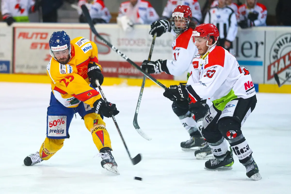 Der EHC Dübendorf verliert das dritte Spiel der FInal-Serie gegen Frauenfeld 2:3 nach Verlängerung. (Bild: David Kündig), Der entscheidende Treffer fällt in der 71. Minute durch Oskar Lattner. (Bild: David Kündig), Damit stehen die Glattaler am Samstag mit dem Rücken zur Wand. (Bild: David Kündig)