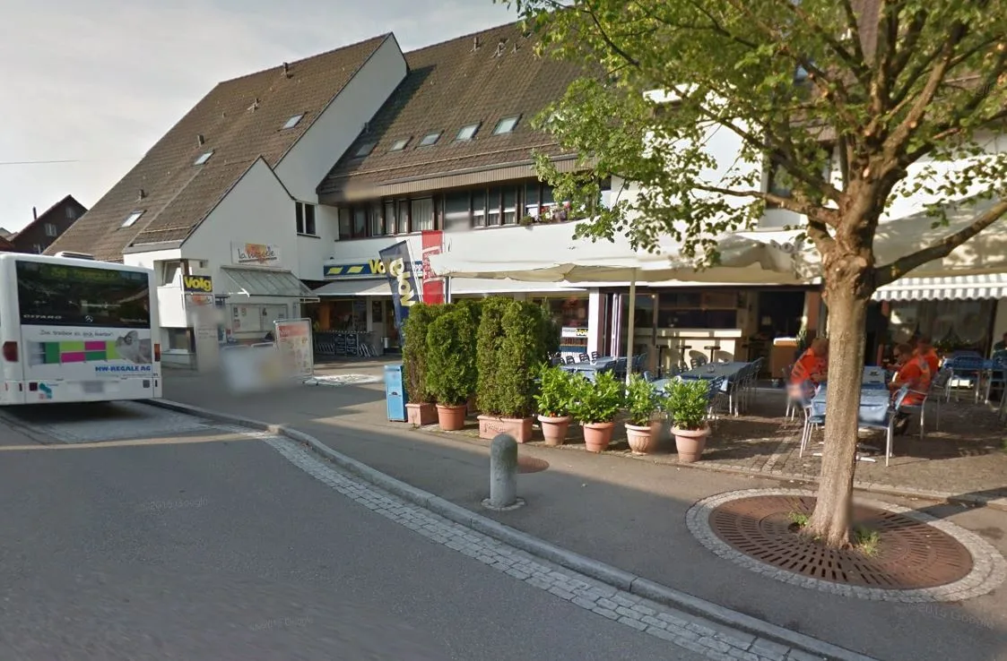 Postgeschäfte müssen die Wangemer künftig im Volg erledigen. (Bild: Google Street View)
