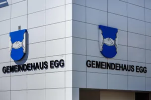 egg_gemeindehaus_naz-14 Die Gemeindeversammlung in Egg am 20. März dauerte über zwei Stunden. (Archivbild: Nicolas Zonvi)