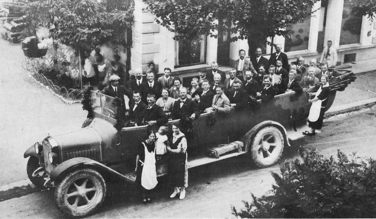 77-mannerchor-wangen Der Männerchor Wangen im Jahr 1926 auf seinem Ausflug über Furka und Grimsel - im damals modernsten Reisecar. (zvg), Die alte Kirche in Wangen um 1800, gemalt von einem unbekannten Künstler. Das Original hängt heute im Pfarrhaus. (zvg), Der älteste bekannte Dorfplan Wangens stammt aus dem Jahr 1700. Der Dorfbach, damals Hungerbach genannt, floss noch mitten durchs Dorf. (zvg), Die Idylle auf dem Bild trügt: Das Leben in der Anstalt Wangen war hart. Elf Stunden am Tag waren zu arbeiten, im Sommer mit Beginn um 4.30 Uhr. (zvg), Die 1894 abgebrannte Kornmühle am Dorfbach ausgangs Wangen. An der Stelle befindet sich heute die Fischzuchtanstalt. (zvg), Höhepunkte im Dorfleben waren die Vorführungen von damals herumreisenden Varietés, hier auf dem Dorfplatz Wangen um 1920. (zvg), 1930 wurde die Zürichstrasse in Brüttisellen geteert. Dazu wurden Arbeiter der Firma Schuh Walder eingesetzt, da diese zu jener Zeit von der Arbeitslosigkeit bedroht waren. (zvg), Dieses Bild hing während Jahrzehnten im Restaurant Krone in Brüttisellen. In der Mitte steht ein deutscher Veterinärsoffizier aus dem Gefolge des Kaisers. Lange Zeit hatte man in Brüttisellen gedacht, dass es sich dabei um den Kaiser höchstpersönlich handelt.