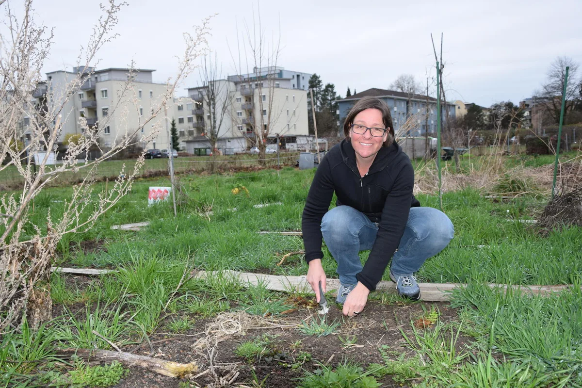 Monika Wirz leitet das Gartenprogramm für Flüchtlingsfrauen in Winterthur. (Bild: Tina Schöni)
