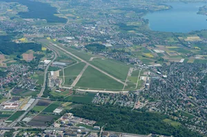 20132248_lay Das 180 Hektaren grosse Flugplatzareal in Dübendorf würde genügend Platz bieten für eine Landesausstellung. (Bild: VBS), In den letzten Jahren wurde der Flugplatz Dübendorf regelmässig etwa als Umschlagplatz für die WEF-Flugzeuge... (Archivbild: Markus Zürcher), ... oder Anfang März 2017 als Basis für deutsche Bundeswehr-Piloten, die ab Dübendorf in die Berge zu Trainingsflügen aufbrachen. (Archivbild: Christian Merz)