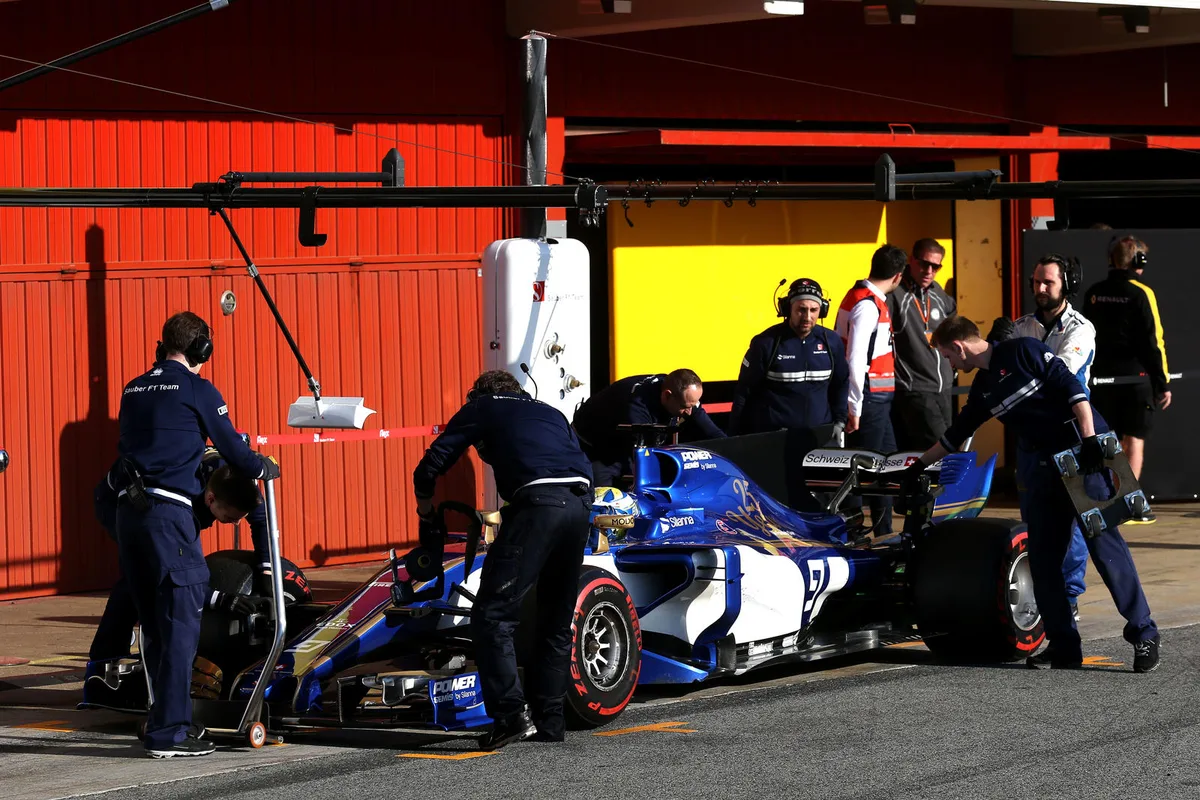 Die Einstellung und Motivation bei Sauber-Team stimmt. (Bild: zvg/Sauber F1 Team), Ob es jedoch für den Vorstoss ins Mittelfeld der Formel 1 reichen wird, bleibt offen. (Bild: zvg/Sauber F1 Team), Teamchefin Monisha Kaltenborn (links) will bereits in dieser Saison «voll angreifen». (Bild: zvg/Sauber F1 Team)