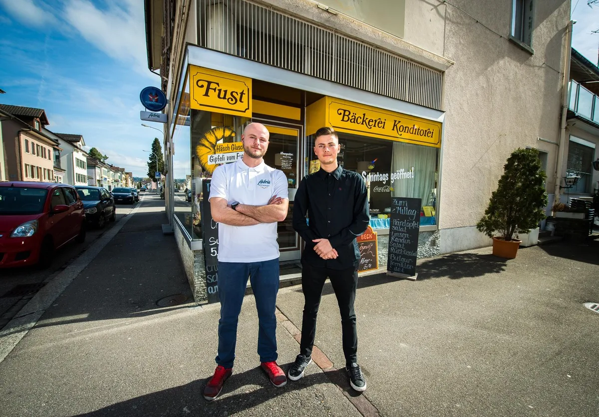 Egzon Shalja (links) mit seinem jüngeren Bruder Besmir vor der Bäckerei Fust, die demnächst anders heissen und aussehen wird. (Bild: Seraina Boner), Egzon Shalja (links) mit seinem jüngeren Bruder Besmir im neu gestalteten Restaurant Adria. (Bild: Seraina Boner)
