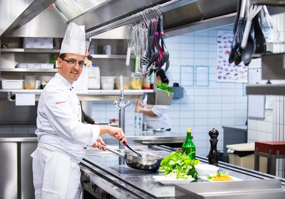 Die Küche ist sein Reich: Heinz Vorhofer bei der Arbeit in der Tertianum Residenz Bellerive in Pfäffikon SZ. (Bild: Seraina Boner)