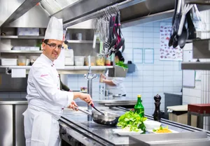 pfaeffikonsz_28022017_chefkoch_sbo_9 Die Küche ist sein Reich: Heinz Vorhofer bei der Arbeit in der Tertianum Residenz Bellerive in Pfäffikon SZ. (Bild: Seraina Boner)