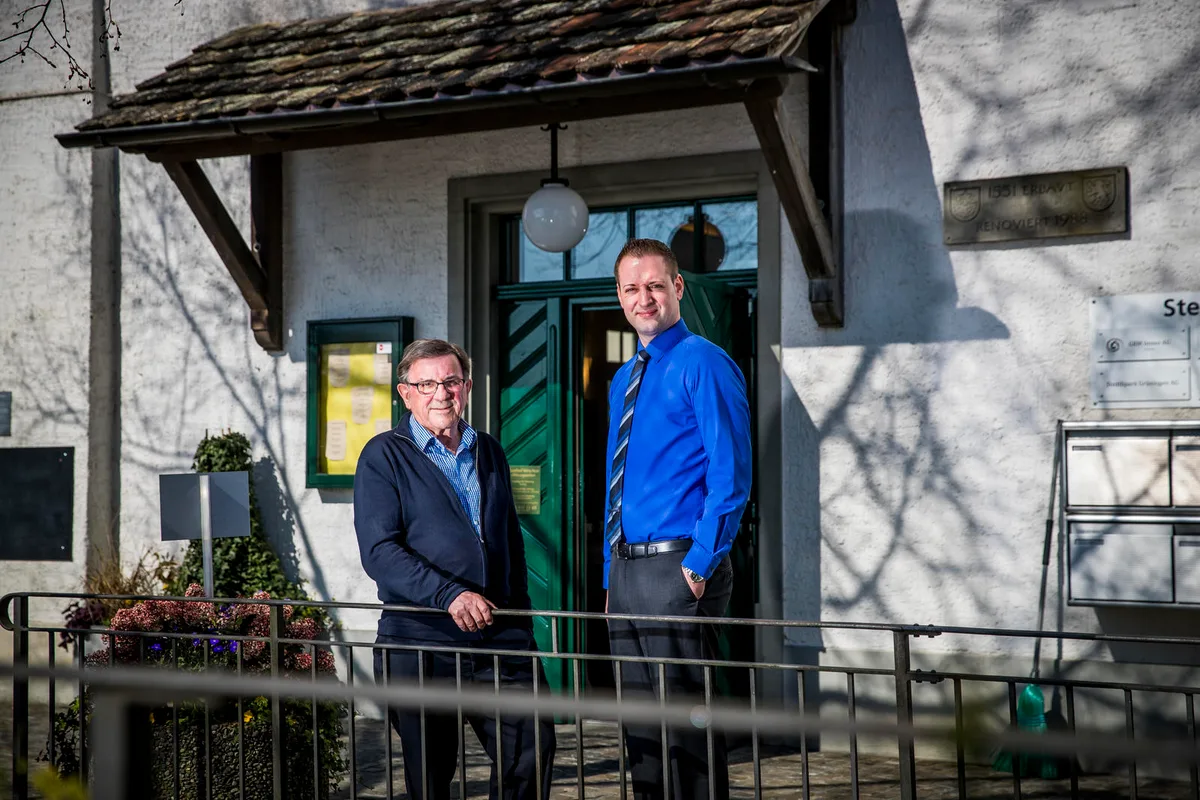 hinwil_29032017_hirschen_crm_4 Aufhören, bevor ein zu grosser Schaden entsteht: Rolf Gadola (links) mit dem scheidenden Pächter Markus Winkler. (Bild: Christian Merz)