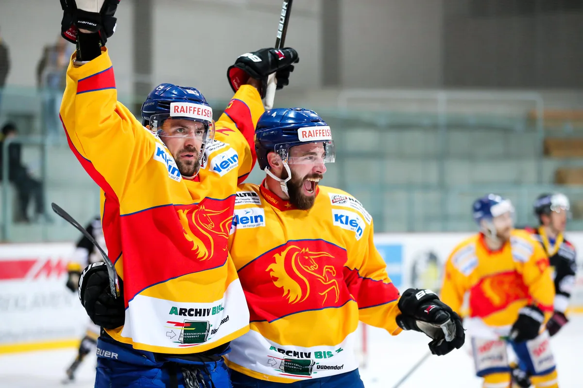 Jubelt Dübendorf - im Bild Jann Falett (links) und Renato Schwarz - auch im Final? (Bild: Christian Merz), Im Halbfinal setzte sich der EHCD gegen den EHC Wetzikon durch. (Bild: Christian Merz), Trainer Cahenzli fordert für die Finalspiele aber eine deutliche Steigerung von seinem Team. (Bild: Christian Merz)