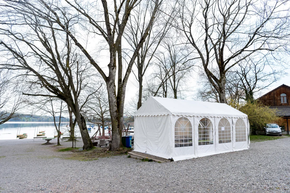 zo_wsc6255 Das Bistro sollte anstelle des See-Imbisses entstehen. Nun verzögert sich der Bau. (Bild: Nick Soland)
