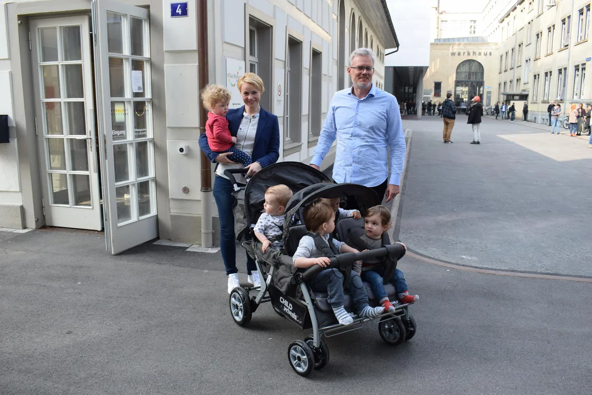 Die Winterthurer Nationalrätin Natalie Rickli und der Kita-Geschäftsleiter Andreas Paintner mit dem neuen vierfach Kinderwagen. (Bild: Talina Steinmetz)