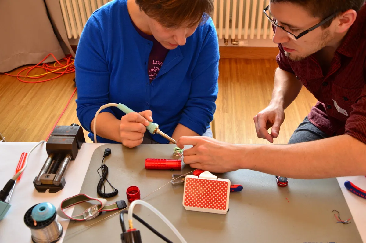 Im Repair Café werden Gegenstände, die eigentlich noch in Takt wären, repariert. (Bild: zvg)