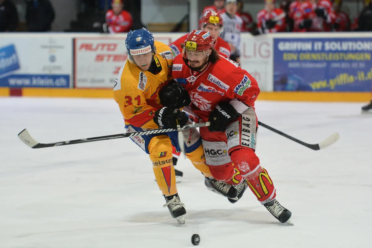 Fabian Hurter (rechts, im Trikot des EHC Winterthur) wird nächste Saison zum EHC Dübendorf stossen. (Archivbild: David Kündig)