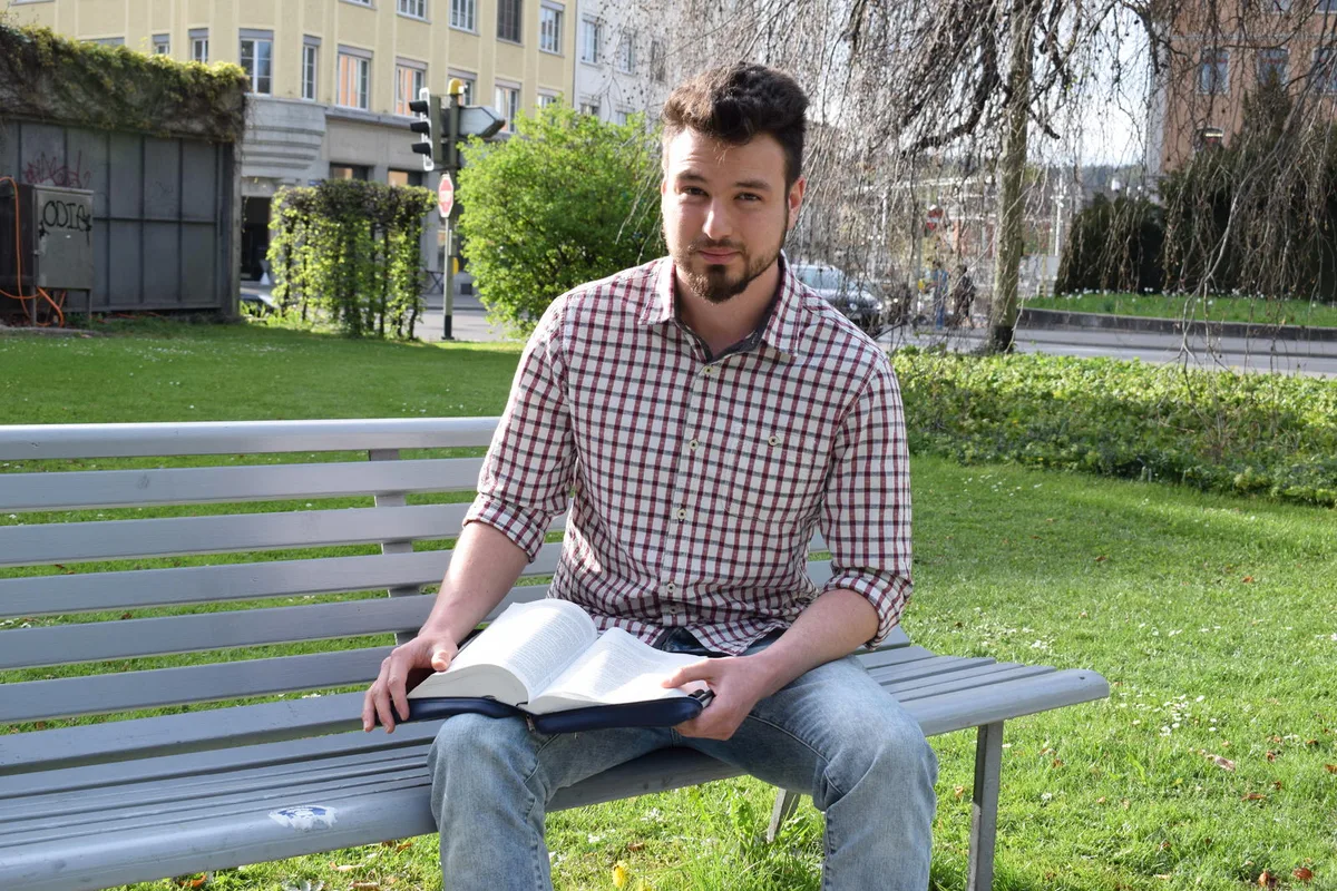 Moses Keller sieht in der Bibel das Buch Gottes. «Sie wird nie alt werden», ist er sich sicher. Bild: Talina Steinmetz