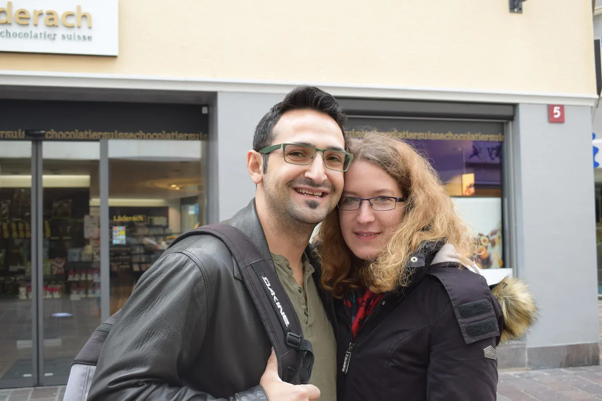 Manuel und Manuela auf dem Weg zu einem Einsatz. Bild: tas. , Die beiden arbeiten bei der SBB-Transportpolizei. Langweilig wird ihr Alltag nicht. Bild: tas. , Die Sanität kümmert sich um den blutig geschlagenen Mann. Bild: tas.