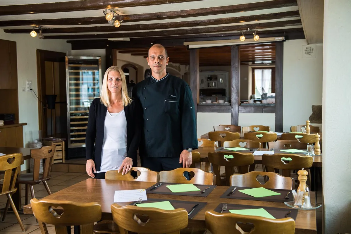 didi Momentan wohnen Fabienne und Dieter «Didi» Klauser noch oberhalb des Restaurants, dies wird sich aber bald ändern. (Bild: Seraina Boner)